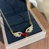 Estilo europeo y americano, lujo ligero, collar con alas de corazón rojo, popular en Xiaohongshu, una cadena para la clavícula única y versátil, un artículo superventas para ventas transfronterizas