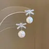 Brincos com pingente de gota d'água em pérola e prata, estilo retrô, versáteis, leves e luxuosos, com design exclusivo.