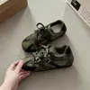 Diseñadas con correas cruzadas y bloques de color retro, estas zapatillas de entrenamiento alemanas para mujer son a la moda para el otoño, presentando una suela gruesa de estilo coreano y un diseño casual con cordones.