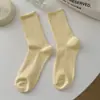 Calcetines Verticales Color Crema Estilo Japonés para Mujer Moda Ins Algodón Peinado de Doble Aguja Calcetines Medios Versátiles Calcetines Blancos Leche Apilados