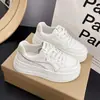 Zapatos Blancos de Cuero Transpirables de Otoño para Mujer 2026 Estilo Coreano Nuevos Ultraligeros Suela Gruesa que Aumenta la Altura Deportivos Versátiles Casuales