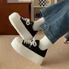 Zapatillas blancas de suela gruesa para mujer que aumentan la altura, nuevo modelo de verano 2026, zapatos de caña alta gruesos versátiles para personas bajitas