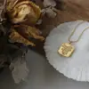 XL297 Colar de flor rosa quadrado tridimensional elegante em relevo com corrente de clavícula de osso de cobra, aço de titânio banhado a ouro 18K
