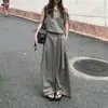 Colección de verano 2026: un top corto con un escote fruncido y ajustable, combinado con pantalones holgados de pierna ancha para un conjunto de dos piezas relajado y elegante