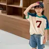Esquema de colores elegante~Camiseta de manga corta bordada con bloques de color estilo coreano, estampado activo para niños y niñas, camiseta básica casual de verano