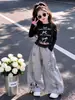 Conjunto Casual de Outono para Meninas 2026 Novo Estilo Crianças Pequenas e Grandes Slim Fit Camiseta de Manga Longa Calça de Moletom com Desenho Calça de Renda de Perna Larga