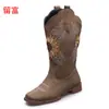 Pronta Entrega Comércio Exterior Botas Femininas Retrô 2026 Outono/Inverno Novo Estilo Europeu e Americano Comércio Exterior Salto Grosso Tamanho Grande Bordadas Botas Longas