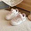 Zapatillas de Suela Blanda para Niñas 2026 Primavera/Verano Nuevos Zapatos Versátiles de Moda Blancos con Decoración Floral Zapatillas de Caña Baja