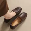 Mocassins macios de couro retrô estilo francês para mulheres, com salto grosso, design de calçar e estilo de corte baixo e bico raso, nova coleção outono 2026