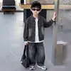 Conjunto de outono em jeans para meninos 2026 novo estiloso e moderno roupas de bebê para meninos pequenos, conjunto de duas peças para primavera e outono infantil