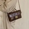 Bolsa Quadrada Pequena de Corrente Luxo Leve para o Trabalho Retrô 2026 Bolsa Feminina de Temperamento Bolsa Transversal com Padrão de Losangos Sensação Nova Bolsa de Mão