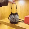 Bolsa feminina de alta qualidade transfronteiriça, novo modelo 2026, elegante bolsa de balde, bolsa de mão de luxo leve retrô fashion, bolsa de ombro e transversal