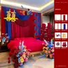 Decoración de Habitación de Boda con un Estilo Chino de Alta Gama, Cortinas de Colores Contrastantes Rojo y Azul, Pared del Fondo de la Cabecera con el Carácter de Doble Felicidad, Habitación de la Novia