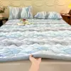2026 Nuevo Invierno Cálido Leche Polar Estampado Engrosado Suave Colchón Invierno Más Terciopelo Almohadilla Protectora Almohadilla de Cama Estudiante