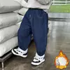 Jeans de invierno para niños con forro polar 2026 nuevo estilo pantalones casuales de moda para niños pantalones largos rectos gruesos colección de invierno