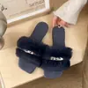 Pantuflas peludas para mujer con hebilla metálica, nuevo modelo de verano 2026, sandalias de exterior tipo chancla de felpa versátiles y de moda, estilo Chanel