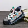 Sapatos infantis para meninos e meninas, verão, malha oca respirável, fivela giratória, crianças de meia-idade e maiores, alunos do ensino fundamental, calçados casuais esportivos