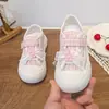 Tênis de Lona para Meninas 2026 Novo Verão Tênis Esportivo Respirável Infantil Sapatos Brancos para Meninas Sapatos Casuais da Moda