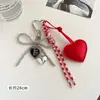 Colgante de cuero con forma de corazón lindo y femenino, disponible en stock transfronterizo, con cuentas de plata, lazo y elementos de corazón combinados en un accesorio para llavero