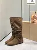 Versión de cuero suave, aumento de altura de 6 cm ~ Botas de media pantorrilla con cordones de gamuza, punta redonda estilo coreano, suela plana, para mujer, otoño/invierno, con hebilla, retro