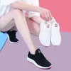 Zapatos de Mujer de Moda Caliente para Primavera y Otoño Estilo Coreano Versátiles Zapatos Blancos Suela Gruesa Adelgazantes Deportivos Casuales Zapatos de Mujer Superficie de Malla Transpirable