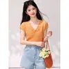 Camisa de punto acanalado con cuello retorcido y manga corta para mujer, verano, con mangas acampanadas, estilizante, elegante, top ligero en blanco y morado