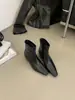 Botas femininas de couro finas com salto anabela e bico quadrado em estoque, novo estilo outono e inverno 2026, elegantes para o trabalho, afinam a silhueta, adequadas para combinar com saias e calças pantalona