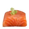 Sashimi de salmón frío, recién cortado de la parte media de la barriga del pescado, listo para comer, recién sacrificado, sin procesamiento requerido, sin piel, sin espinas