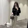 Top corto de cuello redondo para mujer, a la moda, estilo europeo, callejero, con un diseño chic y ajustado, perfecto para figuras petite, primavera y otoño, y que reduce la edad.