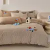 Set de cuatro piezas de Toalla de Lijado Bordada de Cachorro Marrón Rayado de Dibujos Animados Funda de Colcha de Algodón Gruesa Cálida Otoño e Invierno