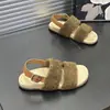 Sandálias femininas estilosas de calçar com design de tira única, coleção outono/inverno 2026, apresentando material felpudo e estilo inspirado em Birkenstock
