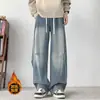 Vibe de rua americana jeans retrô desgastado para homens, estação outono, caimento solto, cor sólida, corte reto, levemente alargado, modelador, calça longa moderna