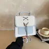 Mochila de mujer de nicho súper popular 2026 verano nuevo color de moda bloc de color mochila pequeña para el trabajo bandolera