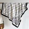 Bufanda Pequeña de Camelia Xiangfeng Chal Simple de Alta Gama Seda Sarga Cuadrado Grande 90cm Pañuelo para la Cabeza Protector Solar de Viaje para Mujer