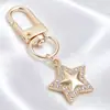 Lujo Ligero Chapado en Oro Charms Completos de Diamante Cierre de Langosta Forma D Colgante Triangular Redondo Accesorios para Llaves Fábrica de Origen Venta al por Mayor