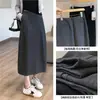 Elegante e graciosa, esta saia floral macia que cobre o quadril apresenta uma cintura lisa minimalista, elasticidade leve confortável e um corte longo casual com formato arqueado.