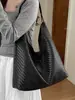 Bolso versátil vintage para mujer, nuevo bolso tote de moda retro, bolso de hombro y axila tejido con textura para otoño e invierno