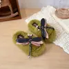 Pantuflas de niña abiertas, a la moda, peludas y adornadas con pedrería de libélula, estilo nuevo, para niños de talla mediana y grande, pantuflas de algodón con suela gruesa para usar en exteriores
