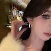 Aretes de círculo de esmalte blanco de lujo ligero retro francés exquisito de alta gama temperamento simple hebilla de oreja joyería para mujer al por mayor