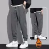 Calça de moletom quente forrada com fleece da marca da moda outono e inverno 2026 para homens, calça jogger de cor sólida solta com cordão, calça comprida para primavera