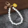 Nuevo colgante de llavero de coche de perlas, lindo accesorio para fundas de auriculares, decoración de bolso, accesorio de cadena colgante para equipaje para mujeres
