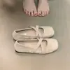 Estilo de passeio inspirado no balé com sapatos Mary Jane, saia cruzada e mocassins de sola macia para o outono e inverno de 2026