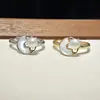 Aretes de Perla de Zhuji Colgante de Cola de Pez Fritilario Aretes de Tres Piezas Collar Anillo Juego Joyería Aretes de Garra de Gato Trébol de Cuatro Hojas