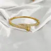 Pulsera de Serpiente con Microincrustaciones de Zirconia de Alto Gama para Mujer, Pulsera Geométrica de Lujo Ligero Completamente Diamantada en Oro de 18 Quilates, Venta al por Mayor desde el Fabricante