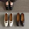 Confortáveis sapatos Mary Jane para aumentar a altura para o trajeto, em pele de ovelha, outono de 2026, salto médio, plataforma, bico quadrado, fivela metálica, sapatos femininos