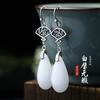 Puesto de lugar escénico suministro aretes estilo extendido palacio clásico chino baño de galvanoplastia artesanía de plata tailandesa imitación jade Hetian aretes con gancho