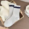 Meias com laço para mulheres, meias de cano médio com costura dupla, meias estilo coreano ins para primavera e outono, combinadas com sapatos de couro pequenos, meias femininas com etiqueta de tecido Zhuji
