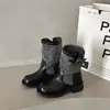 Botas de Moda Estilo Britânico Meio da Panturrilha Femininas 2026 Verão Novas Sola Grossa Salto Alto Fivela de Cinto Confortável Design com Costura Botas