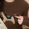 Fique Rico Logo! Broche de Pônei de Tecido Fofo para Mulheres, Decoração para Cachecol e Acessório de Peito Outono/Inverno 2025