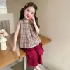 Conjunto de Niña 2026 Nuevo Estilo de Moda Coreana para Niños, Elegantes Pantalones Rojos y Chaleco a Cuadros Conjunto de Dos Piezas Moderno